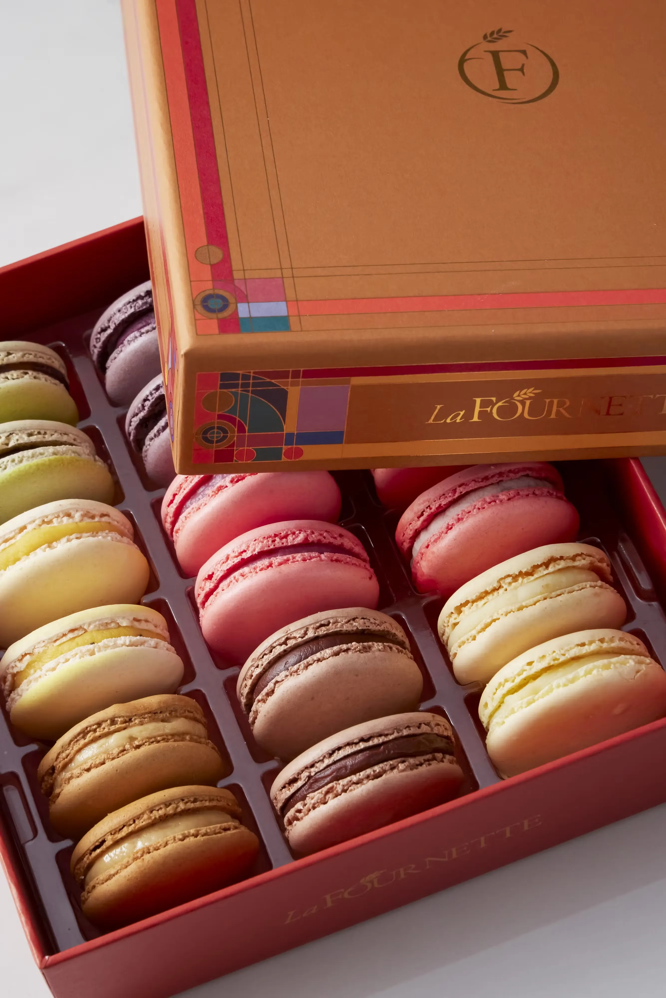 12079–a-tribute-to-frank-lloyd-wright-macarons-18-pack-1.webp
