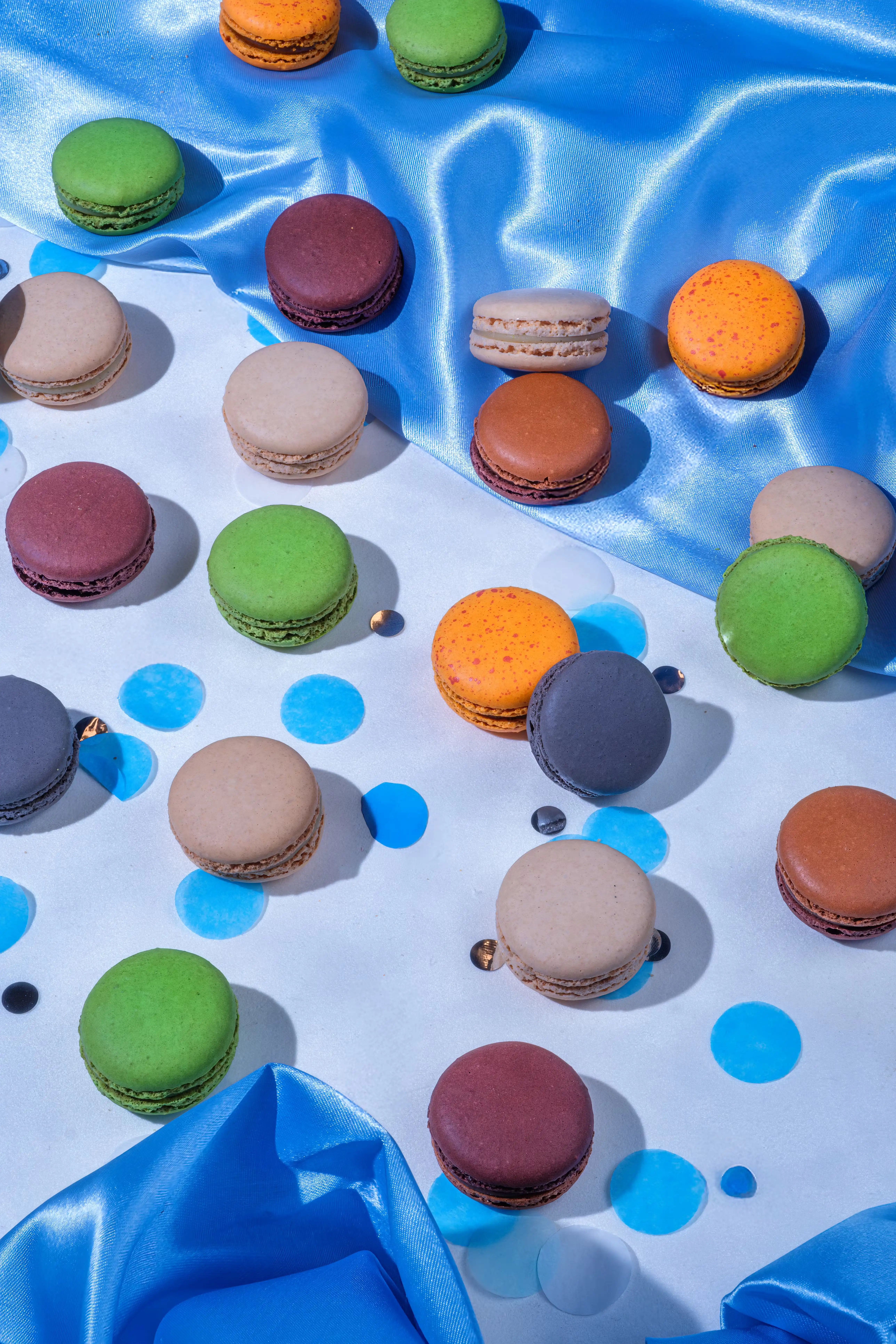 17172-deluxe-macaron-gift-box-1.webp