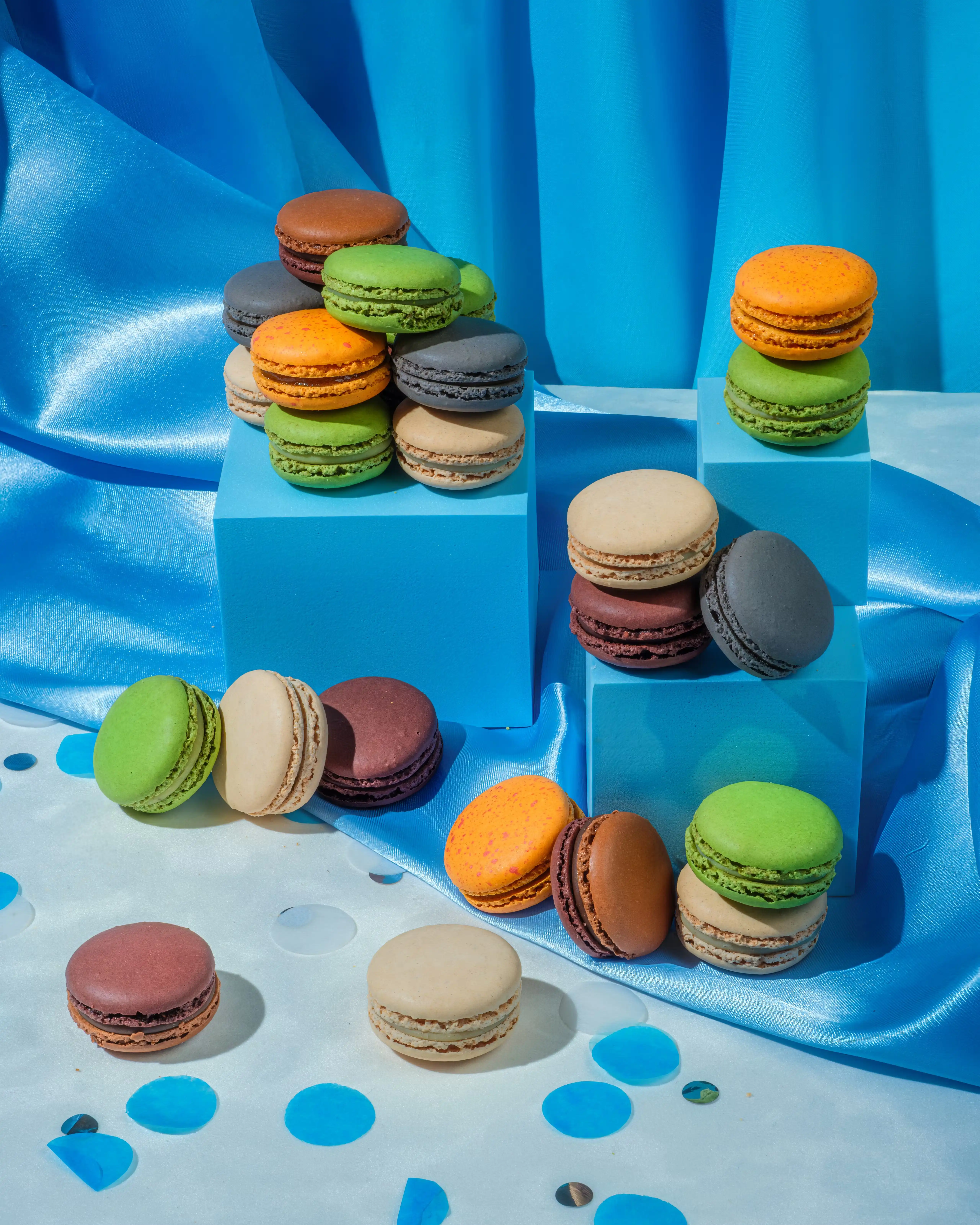17172-deluxe-macaron-gift-box-1.webp