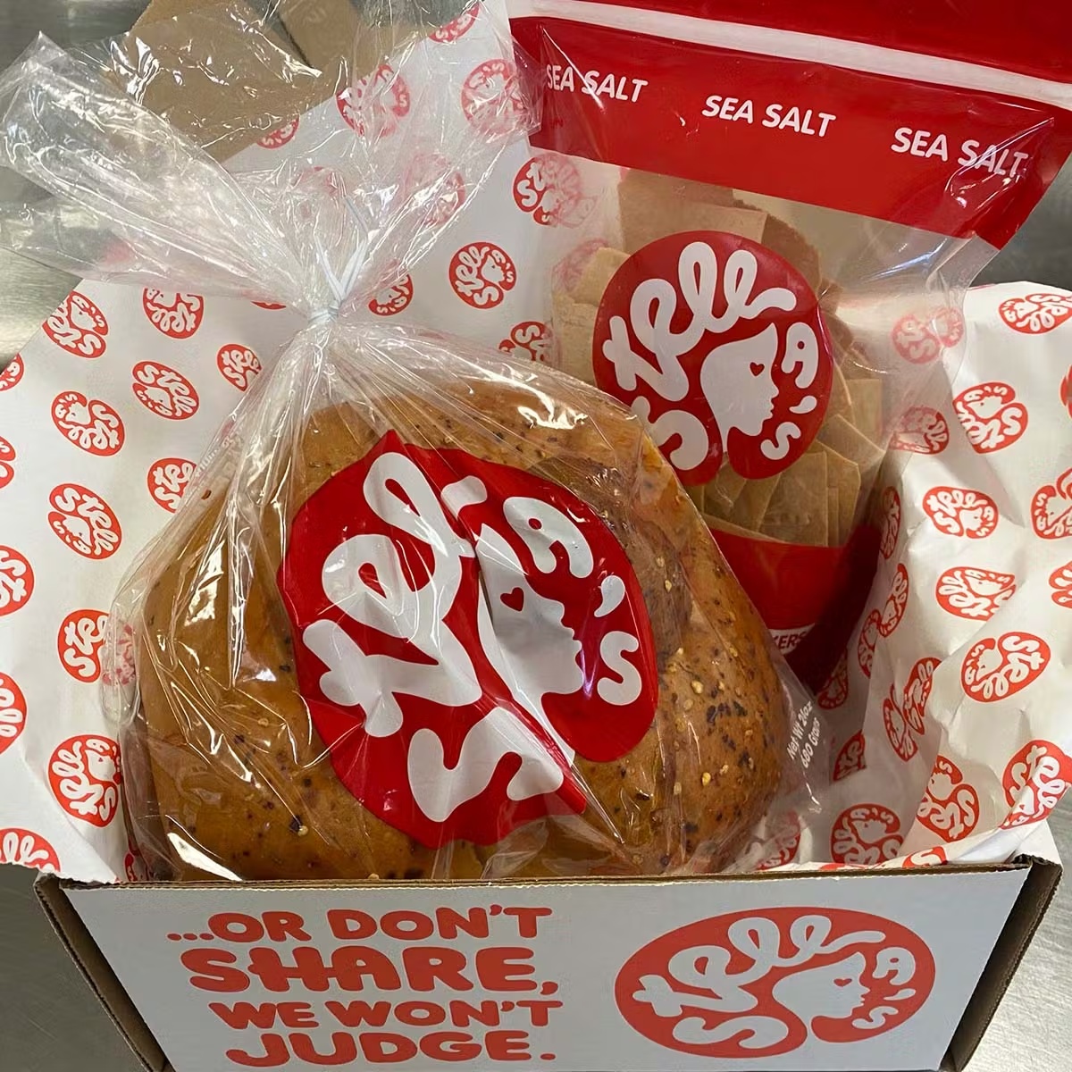 "The Original Hot & Spicy Cheese Bread"â¢ + Crackers Gift Box