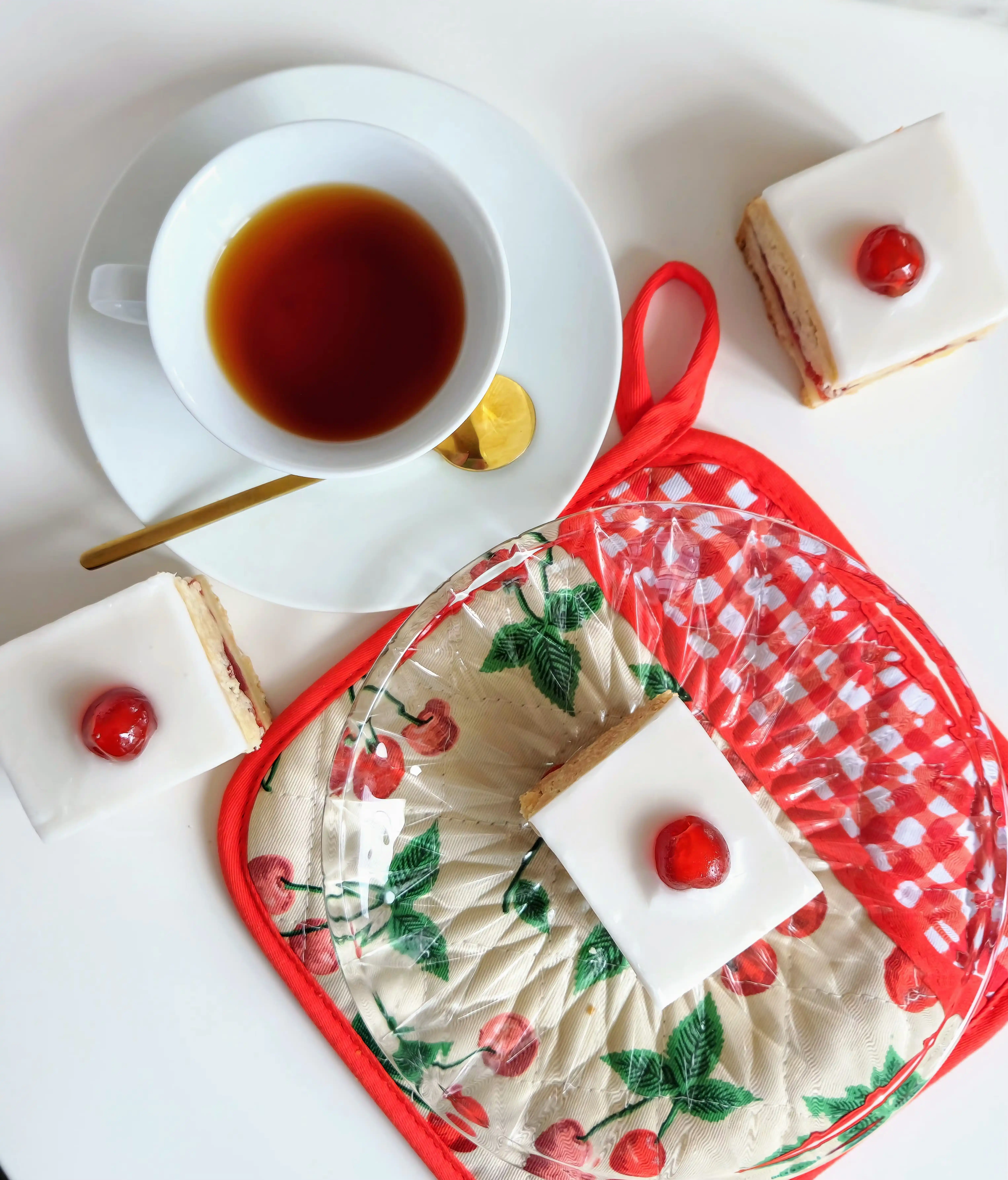 18512-cherry-bakewell-shortbread-tray-1.webp