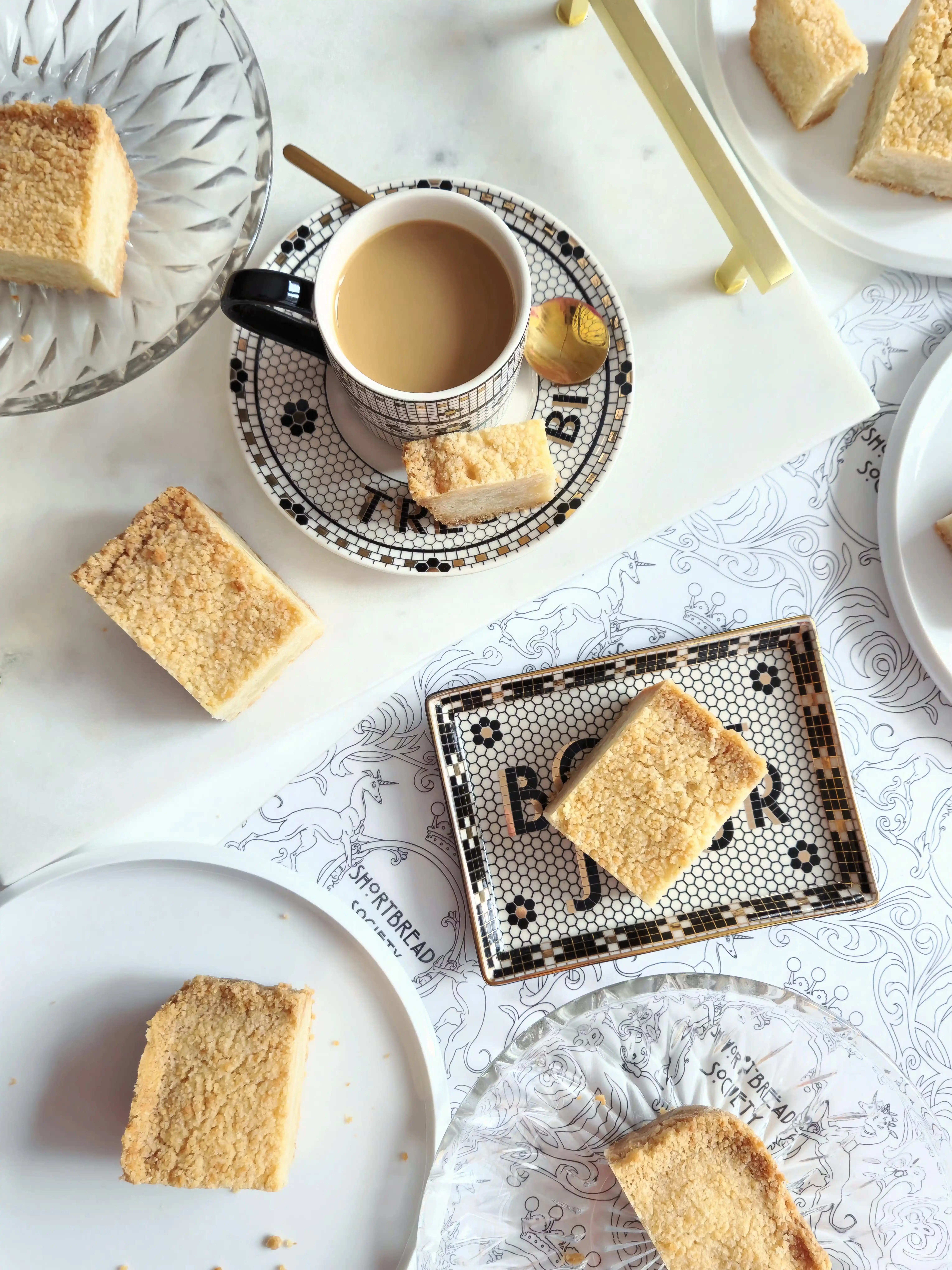 18517-original-granny-pearl-s-shortbread-tray-1.webp