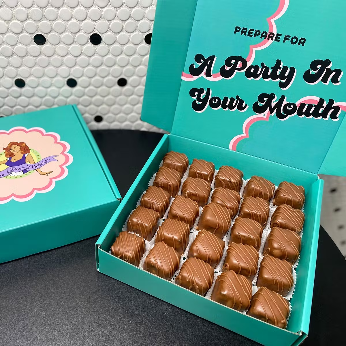 18940–dobites-petit-fours-25-pack-1.jpg