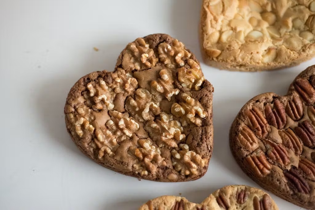 19077-giant-heart-shaped-blondies-brownies-4-pack-1.jpg