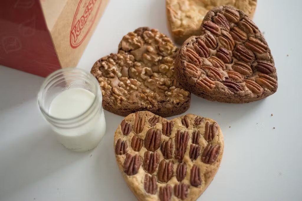 19077-giant-heart-shaped-blondies-brownies-4-pack-1.jpg