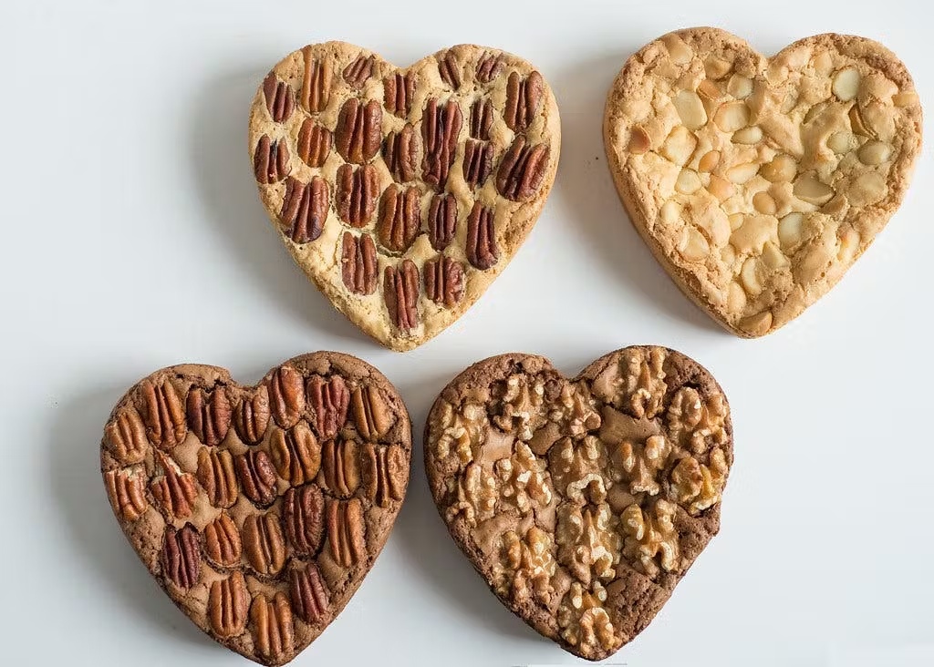 19077-giant-heart-shaped-blondies-brownies-4-pack-1.jpg