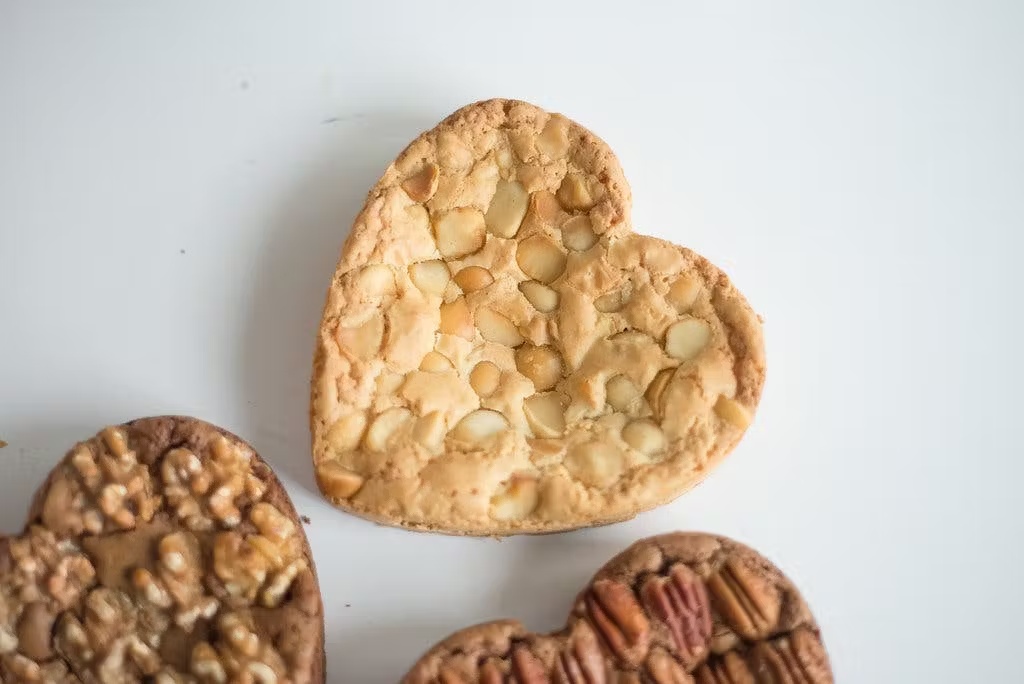 19077-giant-heart-shaped-blondies-brownies-4-pack-1.jpg