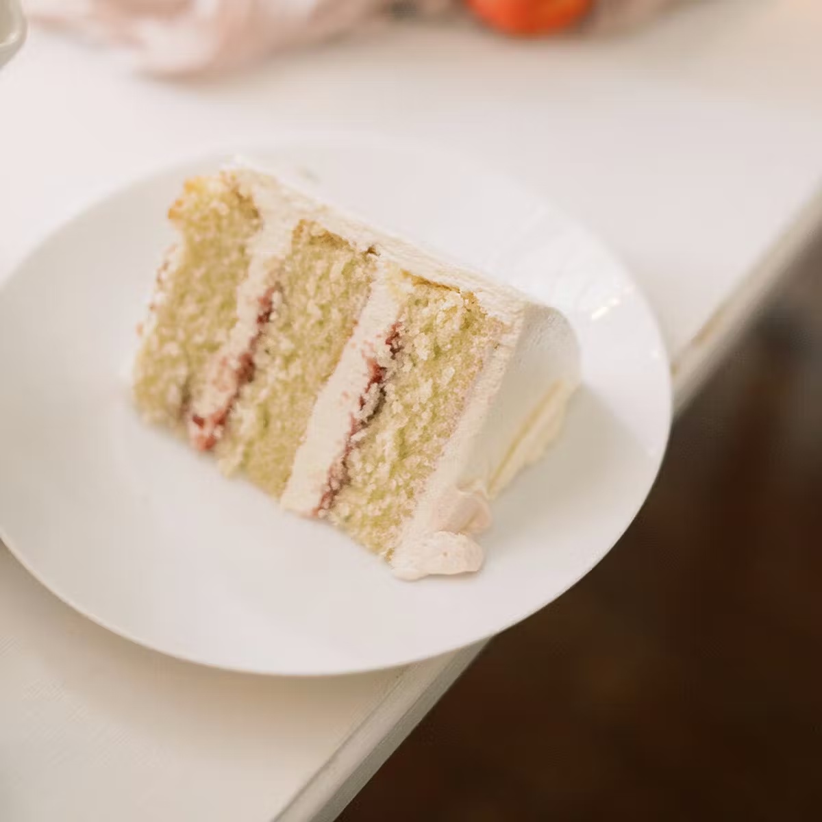 21986–the-wedding-cake-floral-decorated-almond-raspberry-cake-1.jpg