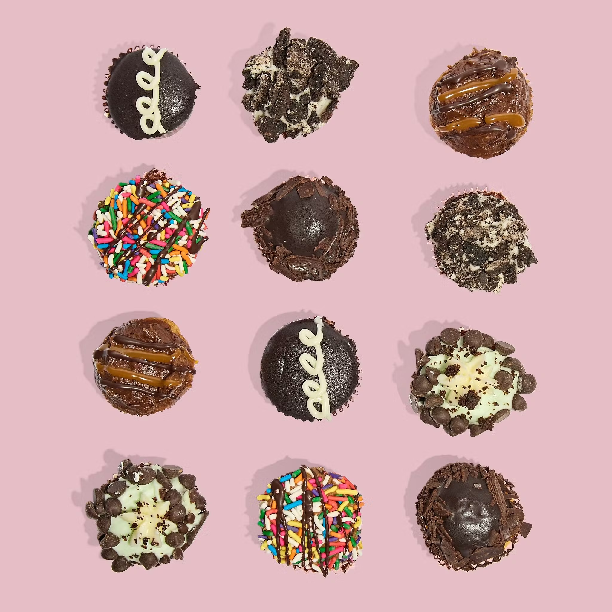 22640-valentine-s-day-mini-cupcakes-24-pack-1.webp