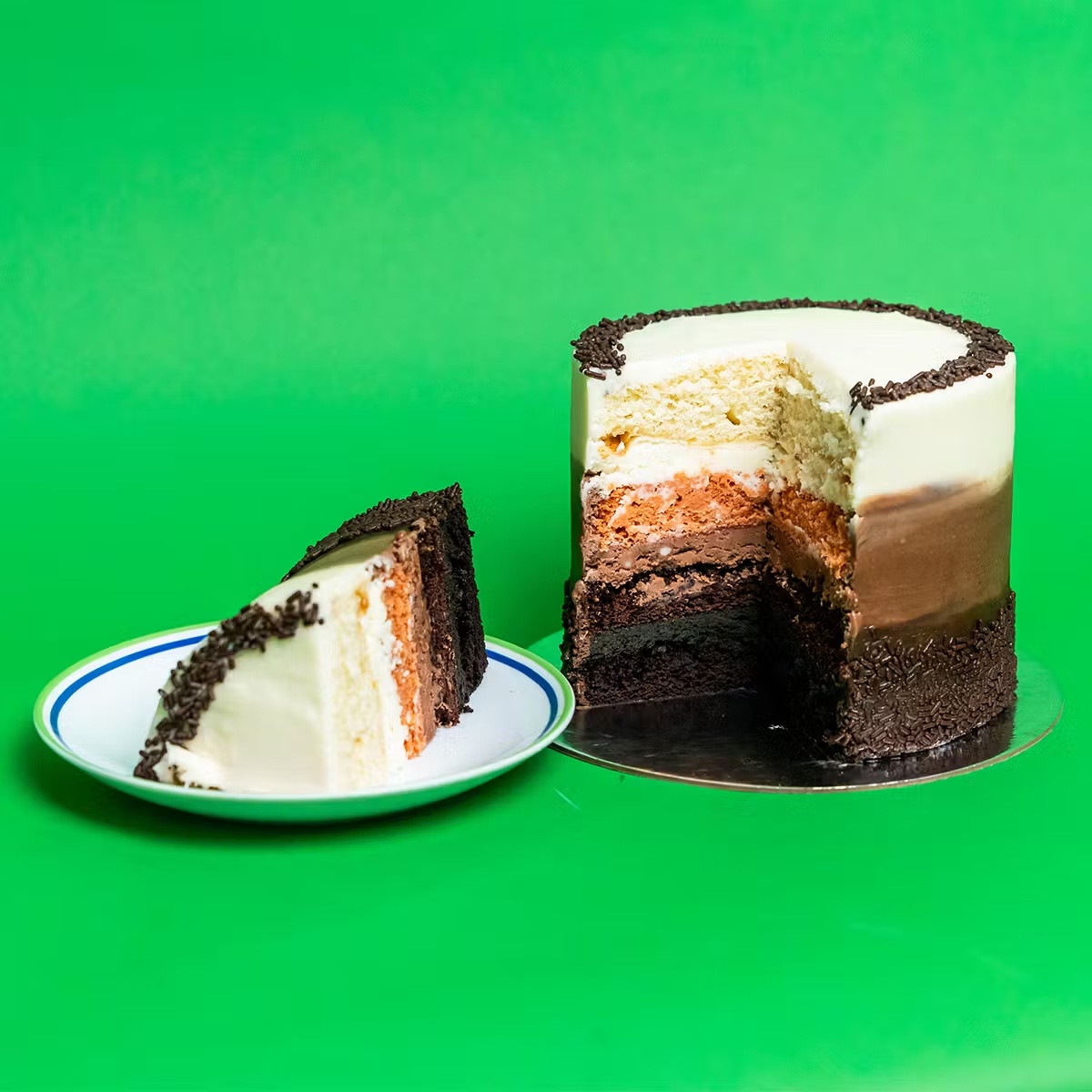 22962-hot-cocoa-classic-cake-1.jpg