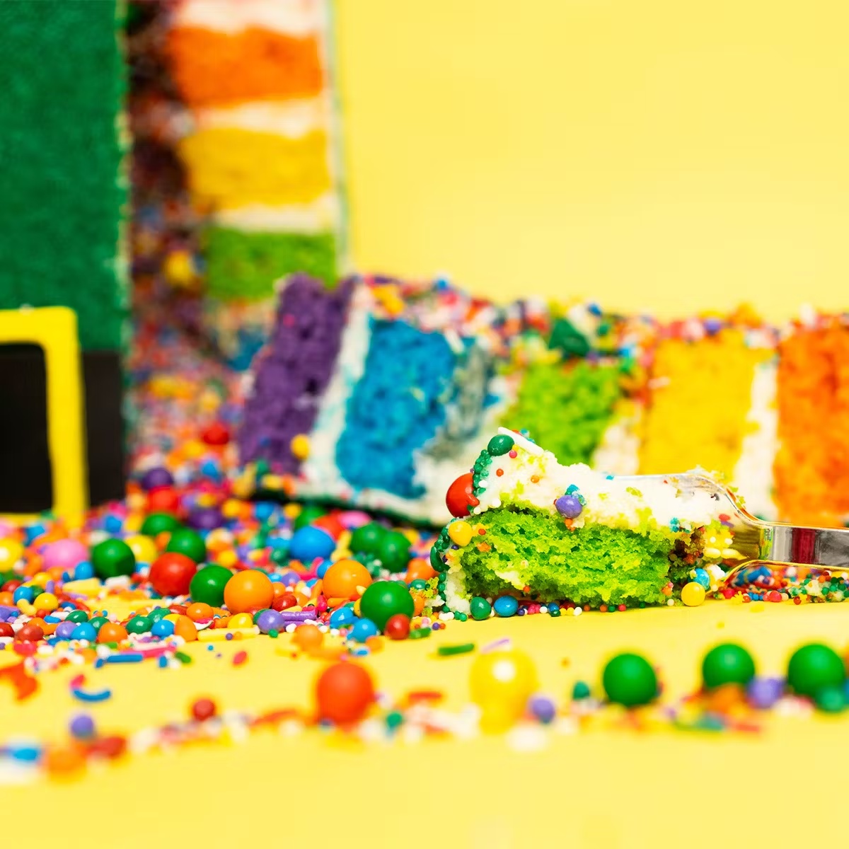 23183-st-patrick-s-day-hat-explosion-cake-1.jpg