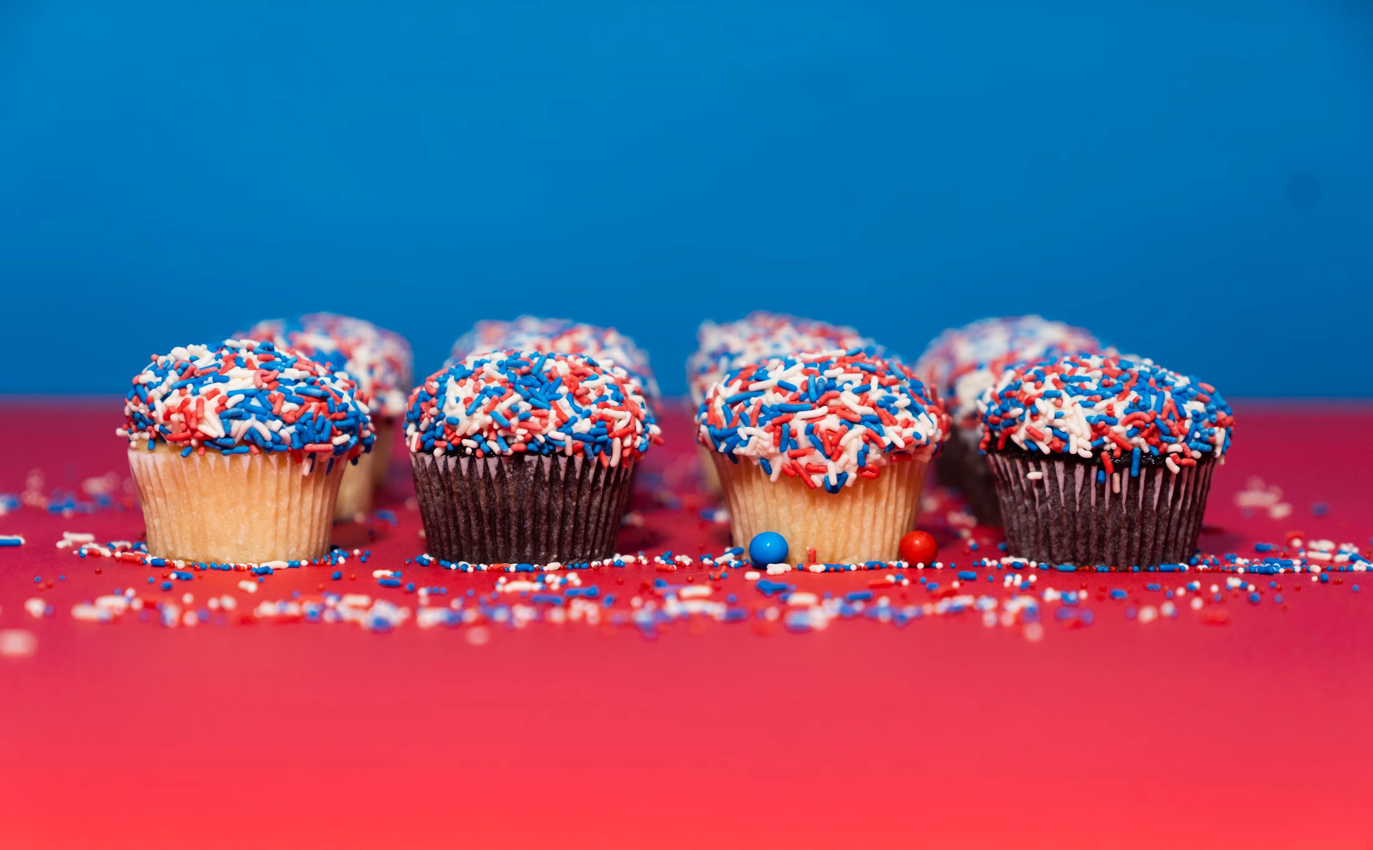 23498-patriotic-explosion-cupcakes-12-pack-1.webp