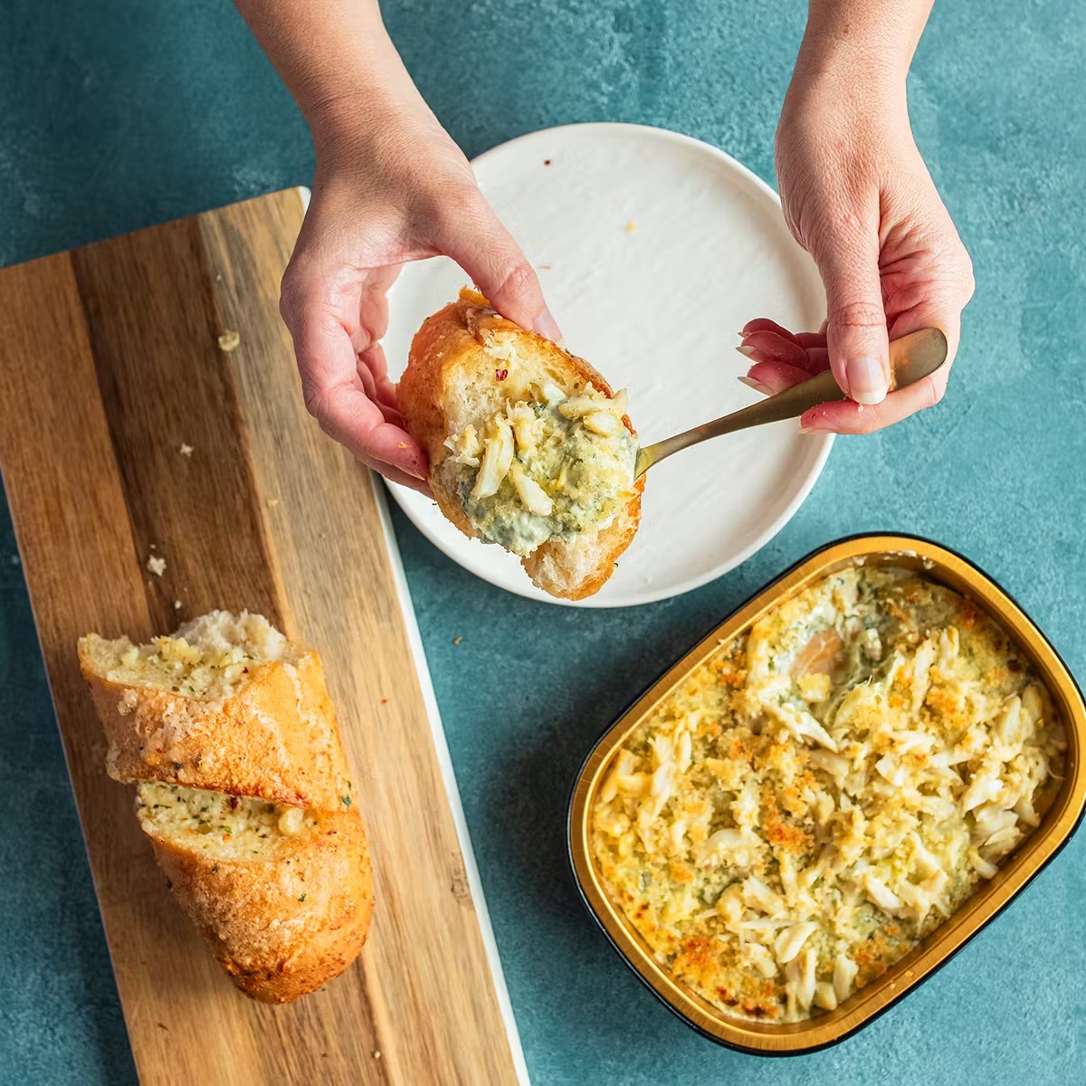 23582-lump-crab-spinach-dip-garlic-bread-for-2-3-1.jpg