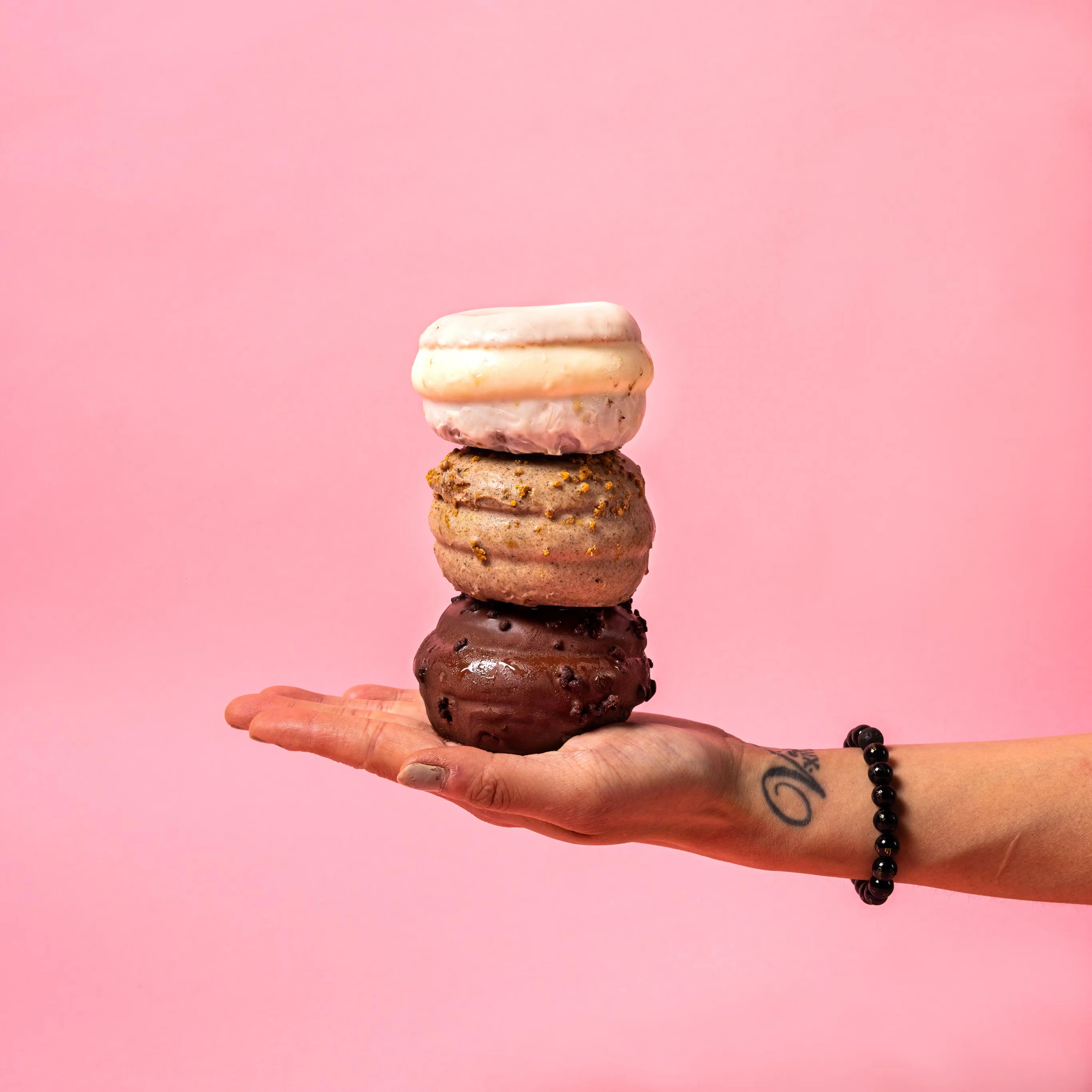 2379–wonder-wheel-cake-doughnut-ice-cream-sandwiches-choose-your-own-6-pack-1.webp