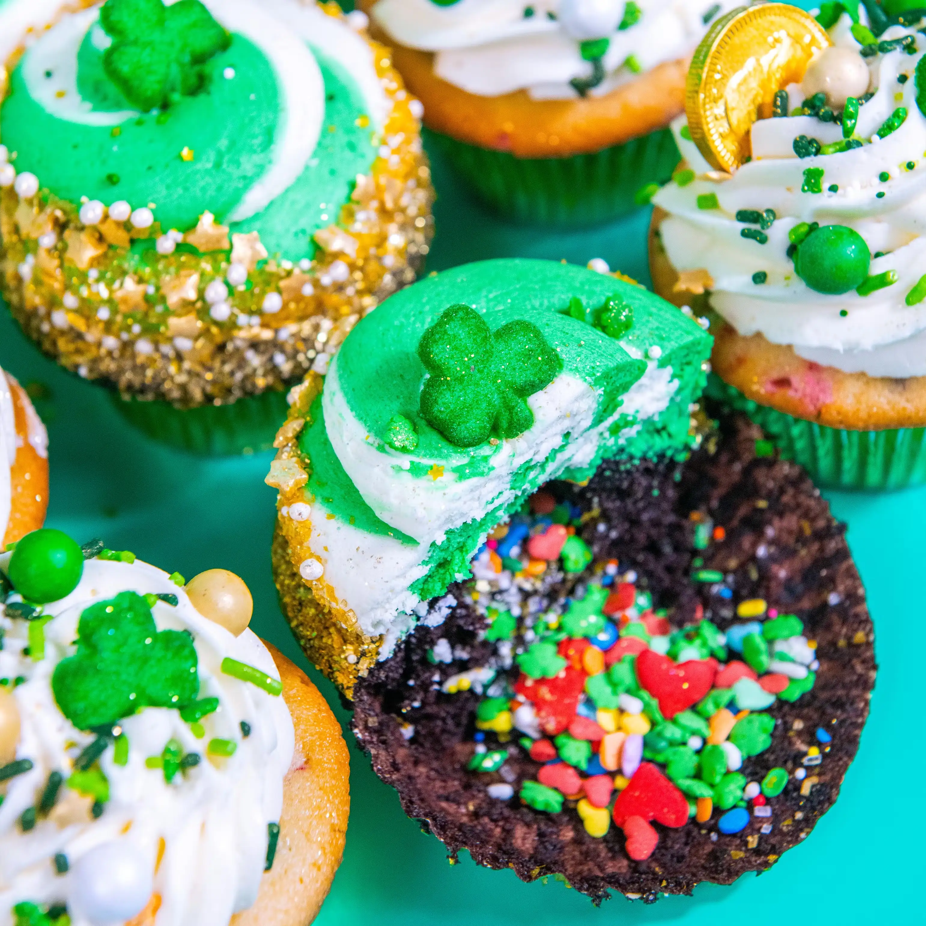 25082–lucky-you-st-patrick-s-day-cupcakes-12-pack-1.webp