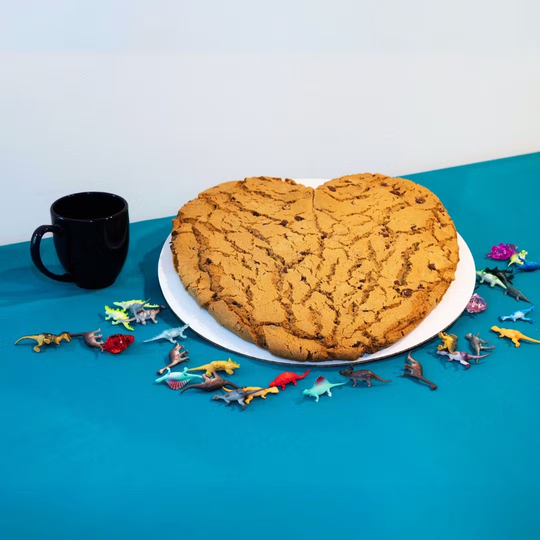 4085-giant-5-lb-heart-cookie-1.jpg